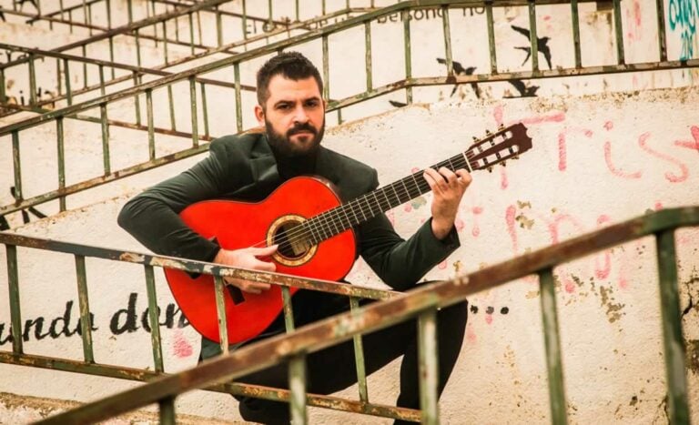 El guitarrista de Tomelloso, José Almarcha, estrena el videoclip «Tangos de las Vinalias»