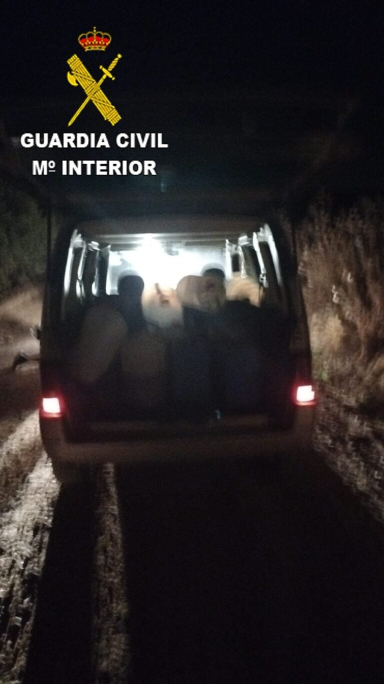 Detienen a dos hombres por sustraer 100 litros de gasoil