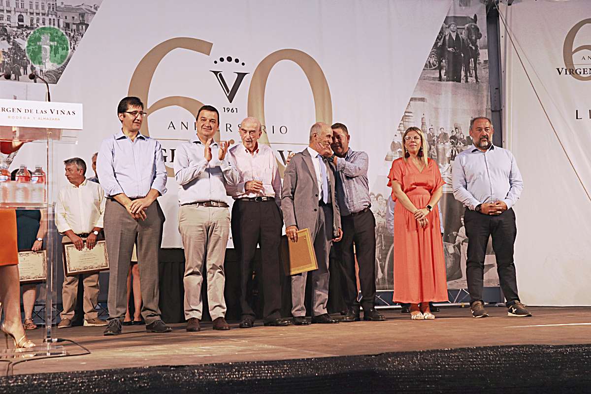 Jiménez agradece el trabajo de los agricultores, en el 60 aniversario de “Virgen de las Viñas Bodega y Almazara”