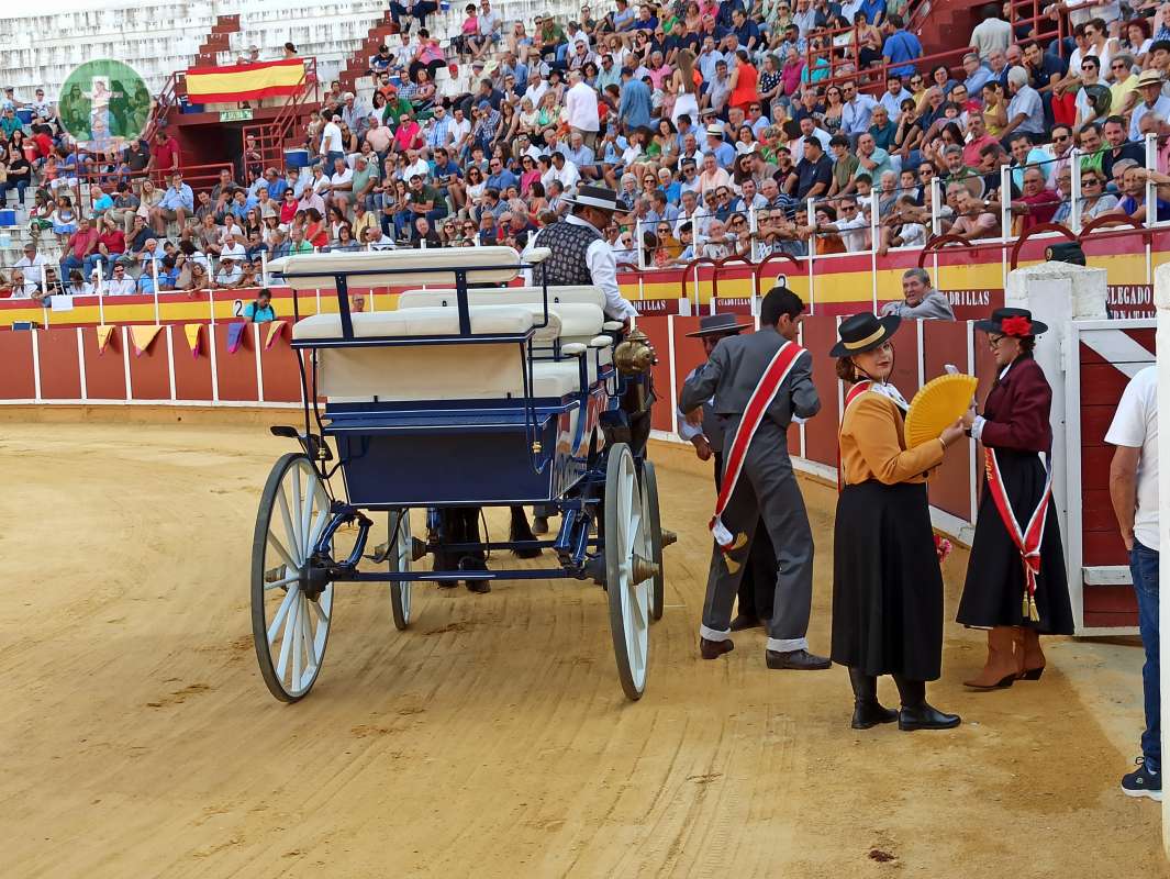 Los tres rejoneadores salen a hombros de la última corrida de la Feria del 50ª aniversario de la Plaza de Tomelloso