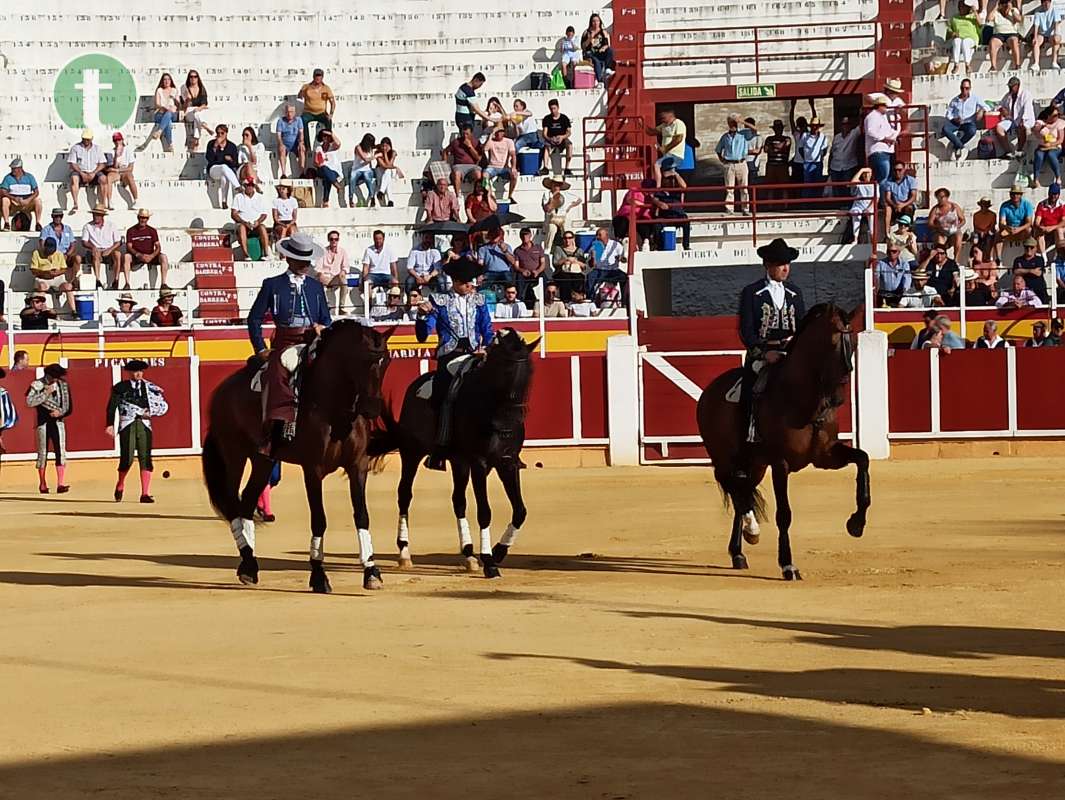Los tres rejoneadores salen a hombros de la última corrida de la Feria del 50ª aniversario de la Plaza de Tomelloso