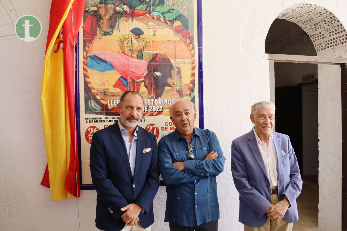 Inaugurado el azulejo en homenaje a los 50 años del nacimiento de la plaza de toros de Tomelloso