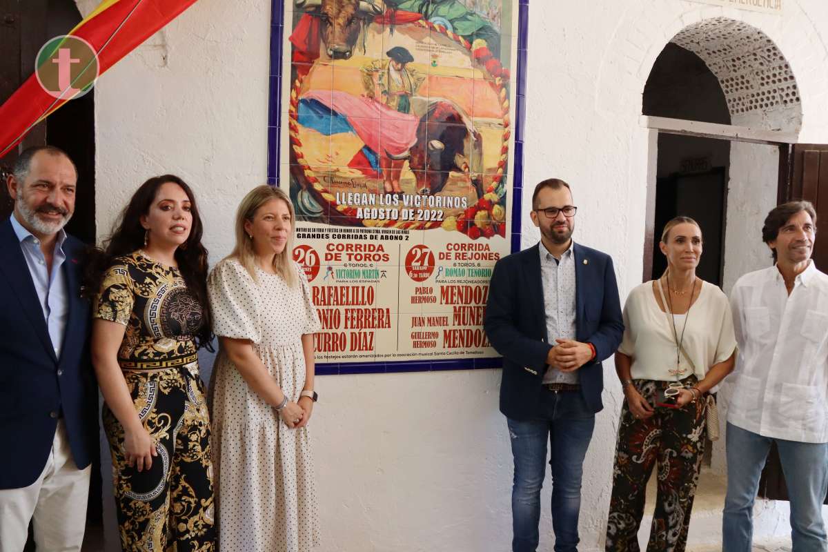 Inaugurado el azulejo en homenaje a los 50 años del nacimiento de la plaza de toros de Tomelloso