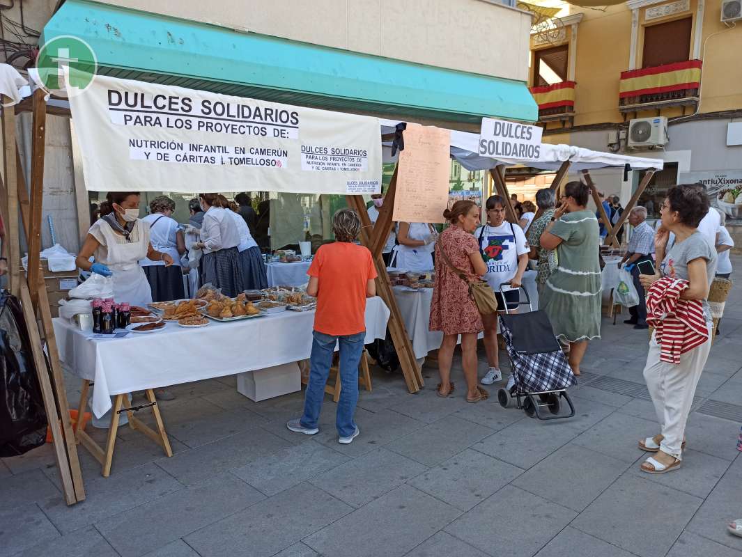 La Plaza de España se inunda de tradición tomellosera con el mercado tradicional