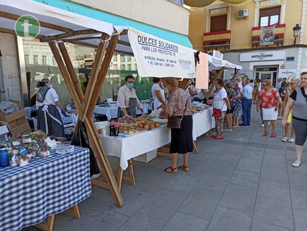 La Plaza de España se inunda de tradición tomellosera con el mercado tradicional