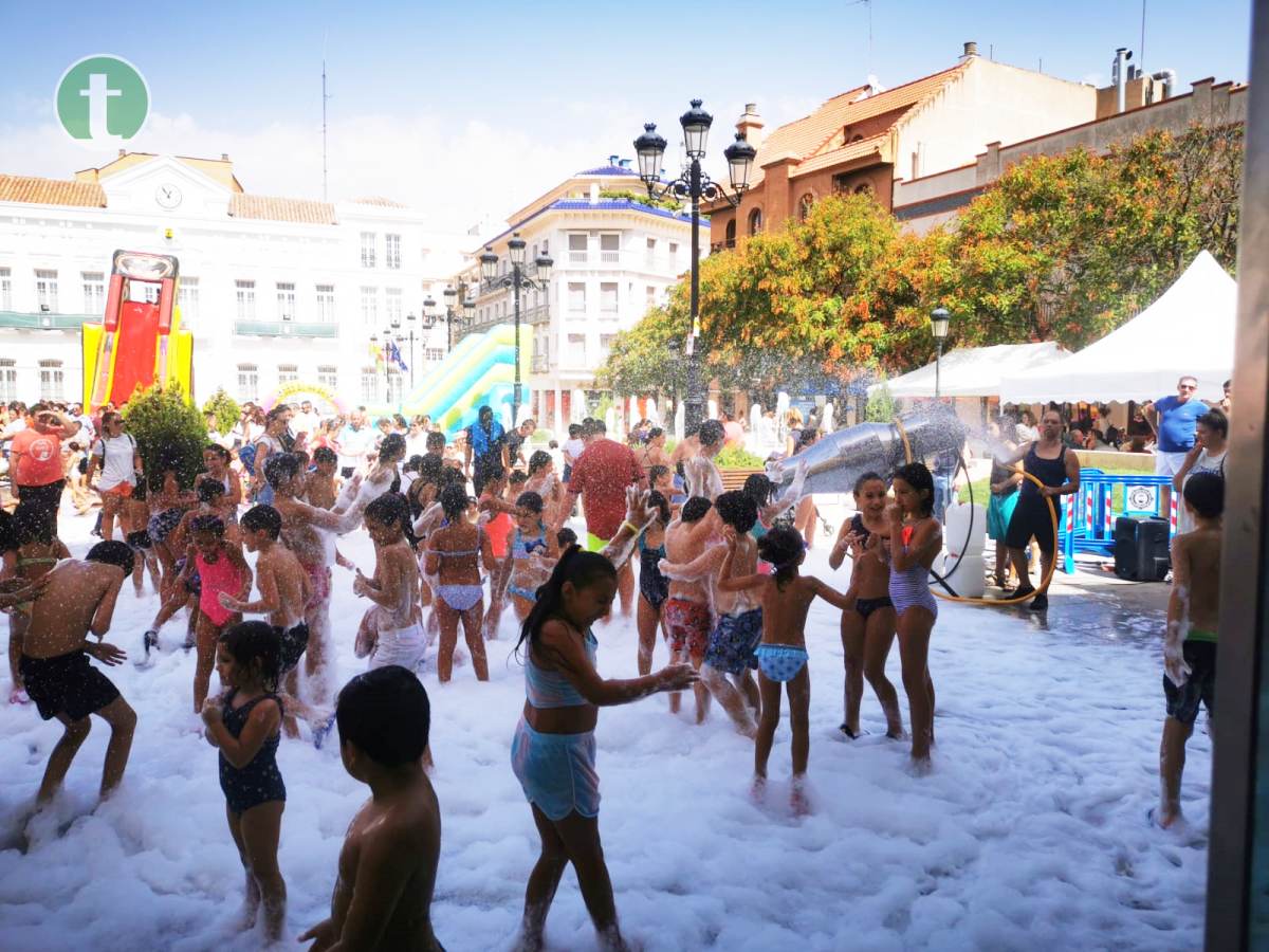 Niños y niñas se lo pasan en grande en la Fiesta Deportiva Acuática de la Plaza de España