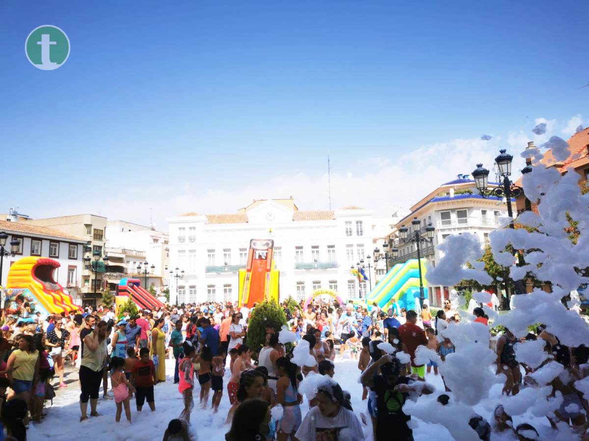 Niños y niñas se lo pasan en grande en la Fiesta Deportiva Acuática de la Plaza de España