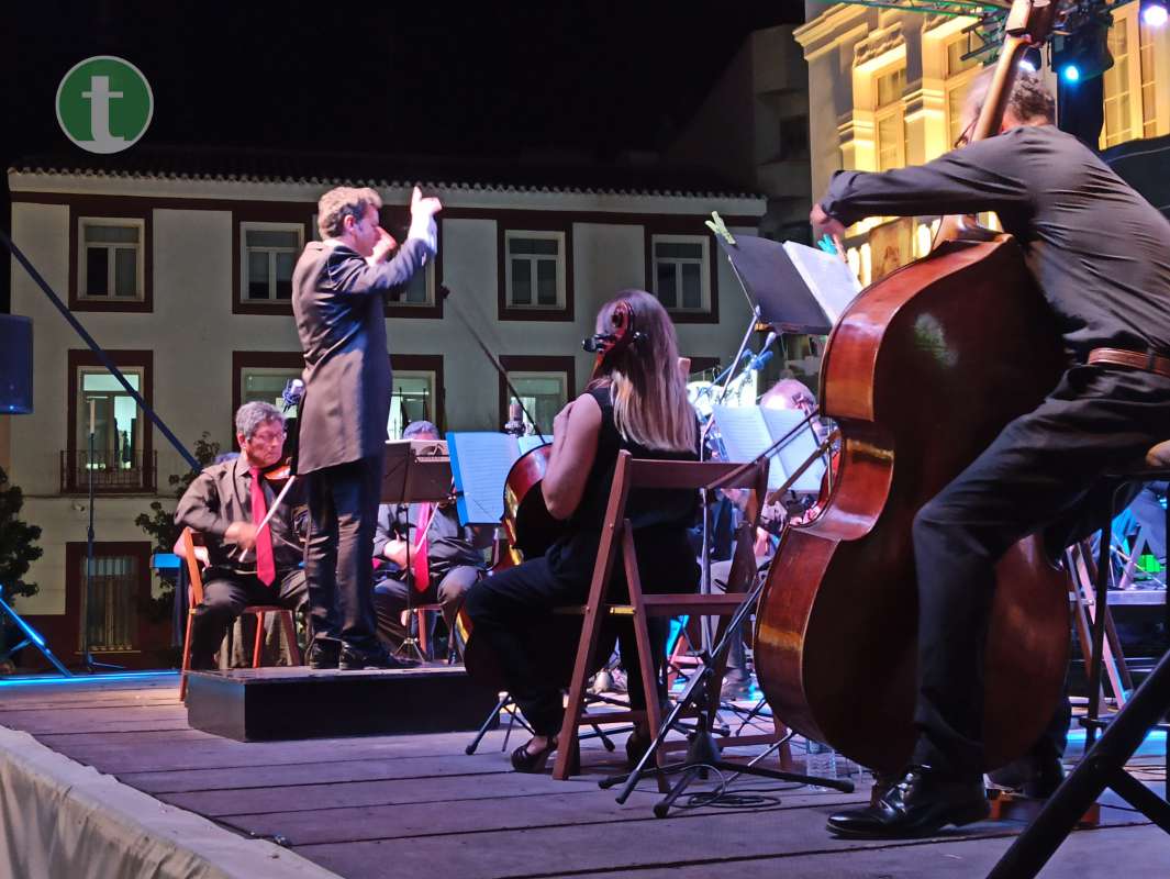 La Plaza de España se llena de música con una Gala de Zarzuela que nos recuerda a la figura de Félix Grande