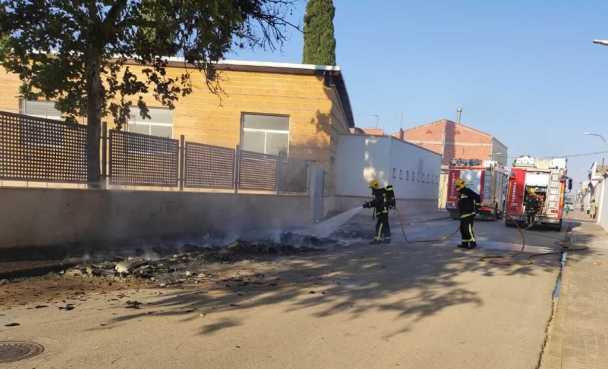 Bomberos de Tomelloso intervienen en un incendio de 4 contenedores en Argamasilla de Alba