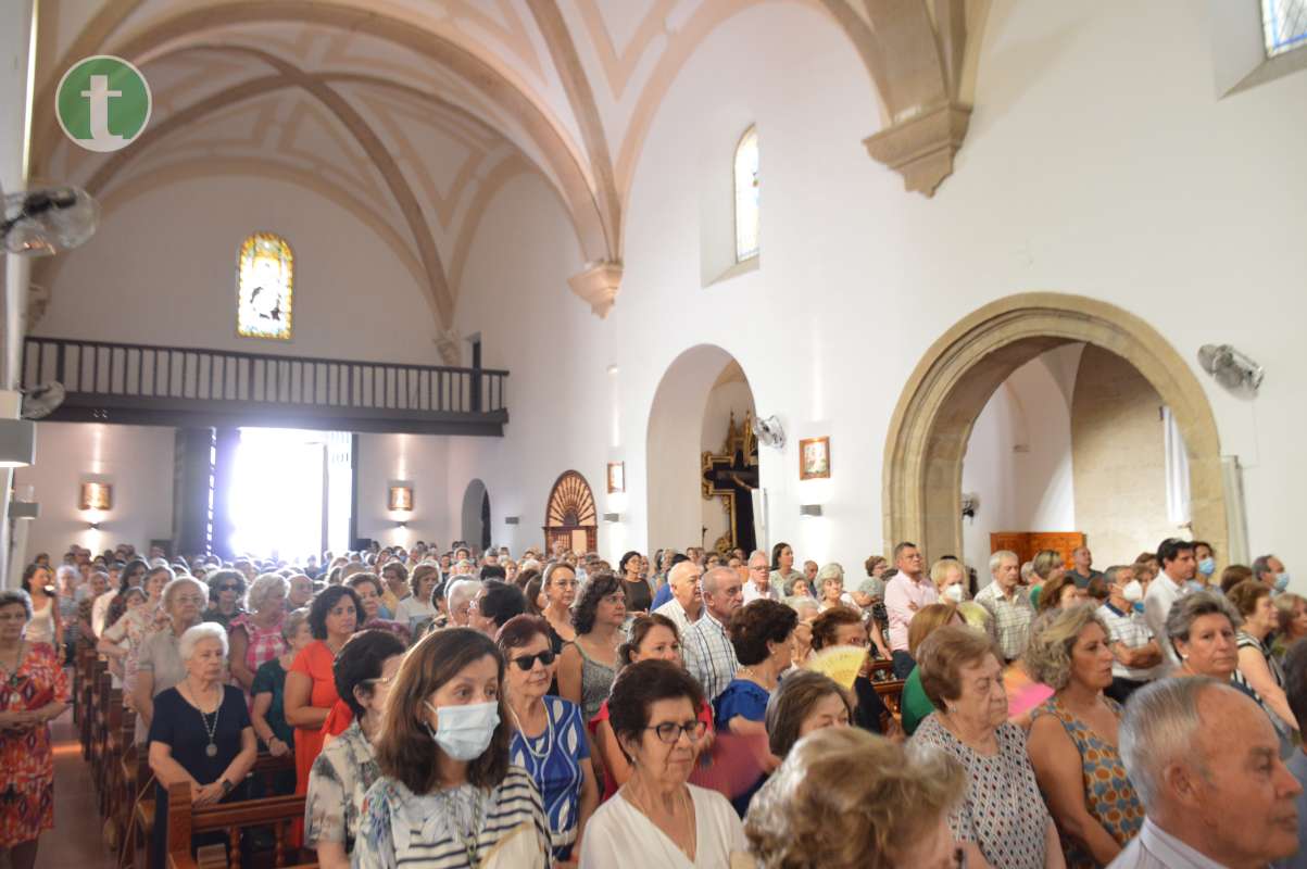 La Iglesia de la Asunción se llena de fervor religioso en una misa en honor a nuestra patrona la Virgen de las Viñas