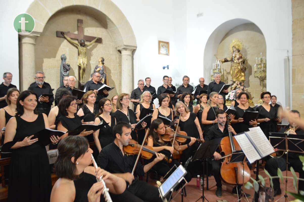 La Iglesia de la Asunción se llena de fervor religioso en una misa en honor a nuestra patrona la Virgen de las Viñas