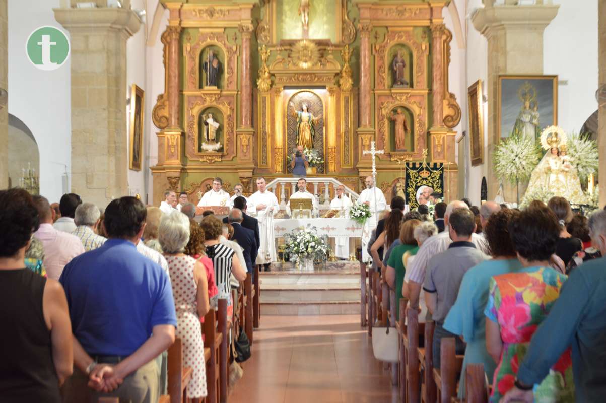 La Iglesia de la Asunción se llena de fervor religioso en una misa en honor a nuestra patrona la Virgen de las Viñas