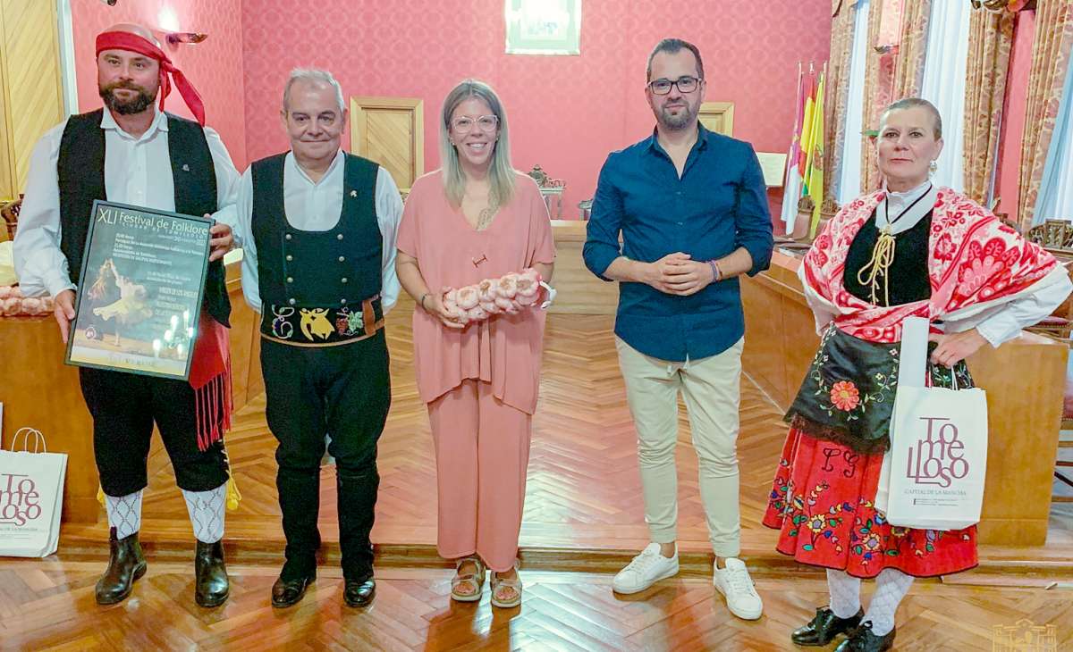 La Plaza de España acoge el XLI Festival de Folclore “Ciudad de Tomelloso”