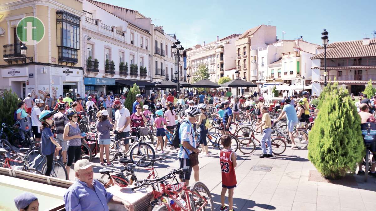 Las bicicletas llenan las calles de Tomelloso en la vuelta del "Día de la Bici"
