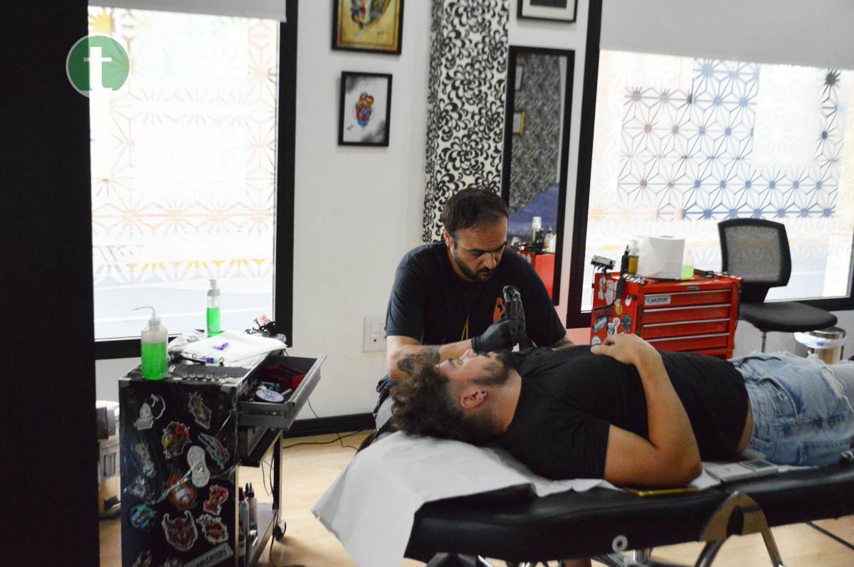 Aurelio Moreno, el tatuador de Tomelloso que reconstruye la areola del pezón para afectadas por cáncer de mama