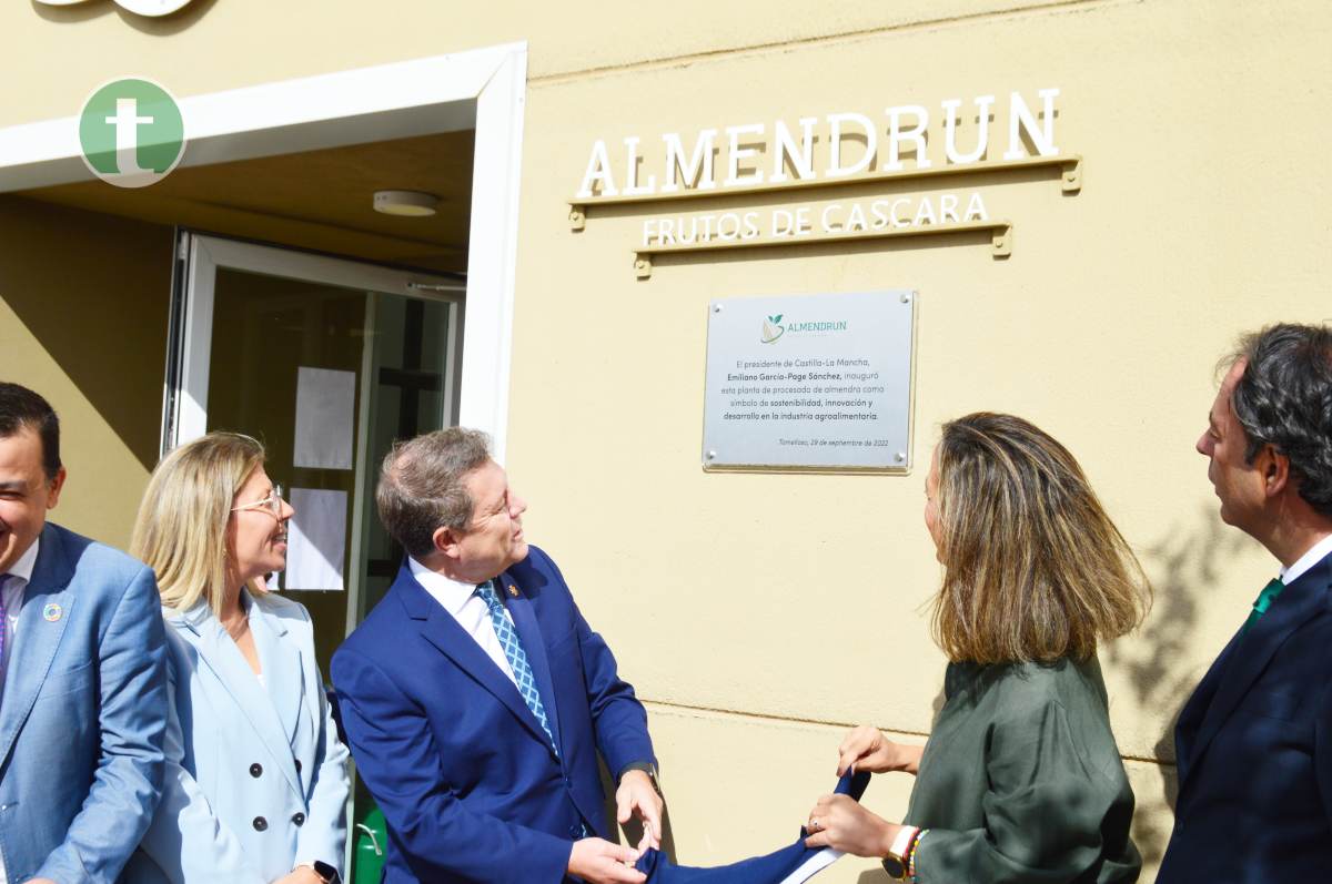 Almendrun recibe la visita de García-Page en la inauguración de su planta de procesado de almendras en Tomelloso