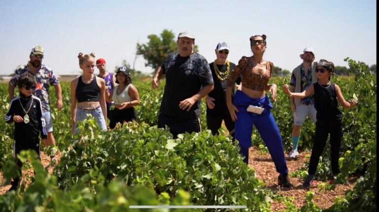 «Dóblate», la nueva canción de Agustín Durán que parodia la vendimia a ritmo del ‘hit’ del verano y grabada en Tomelloso