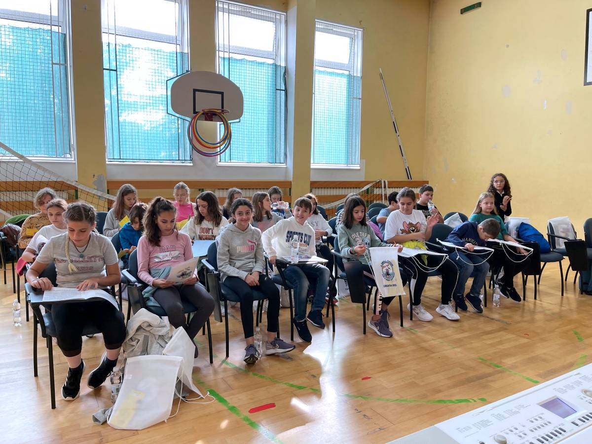 Dos maestras y cuatro alumnas del CEIP José María del Moral viajan hasta Croacia para participar en un coro
