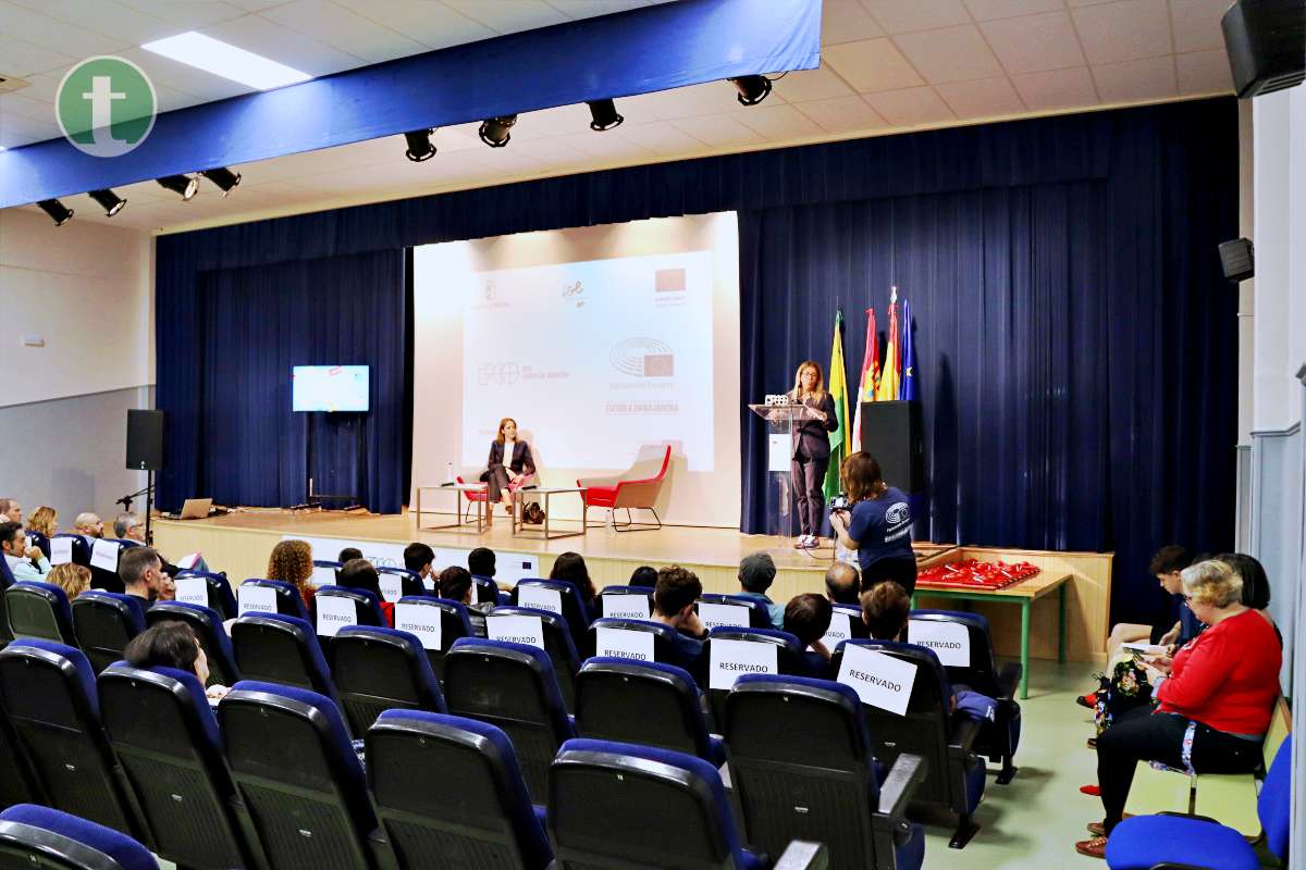 La Eurodiputada Cristina Maestre participa junto a Inmaculada Jiménez en la inauguración del curso en el IES Francisco García Pavón