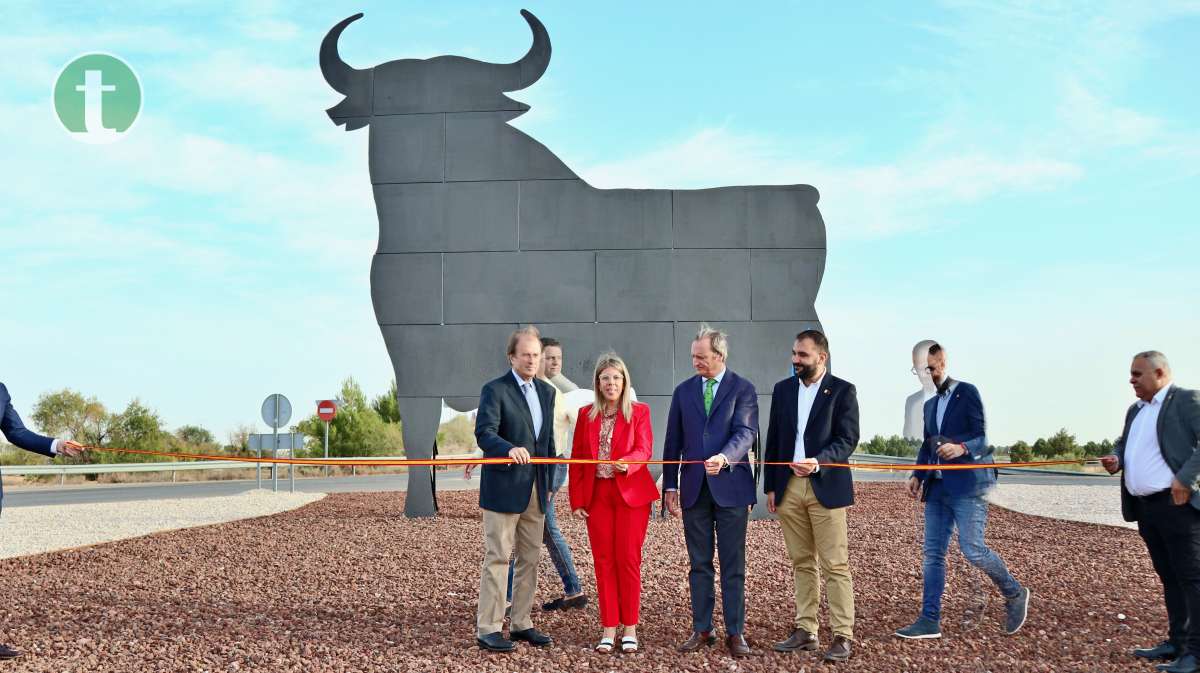 El toro de Osborne queda inaugurado por Inmaculada Jiménez y la familia Osborne
