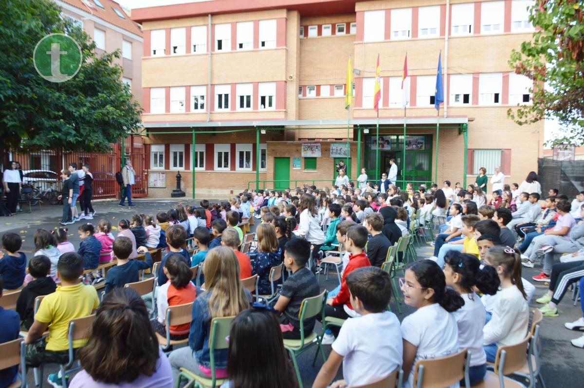 El CEIP Maternidad recibe la visita de Inmaculada Jiménez en el acto de bienvenida a los alumnos Erasmus de Polonia y Eslovaquia