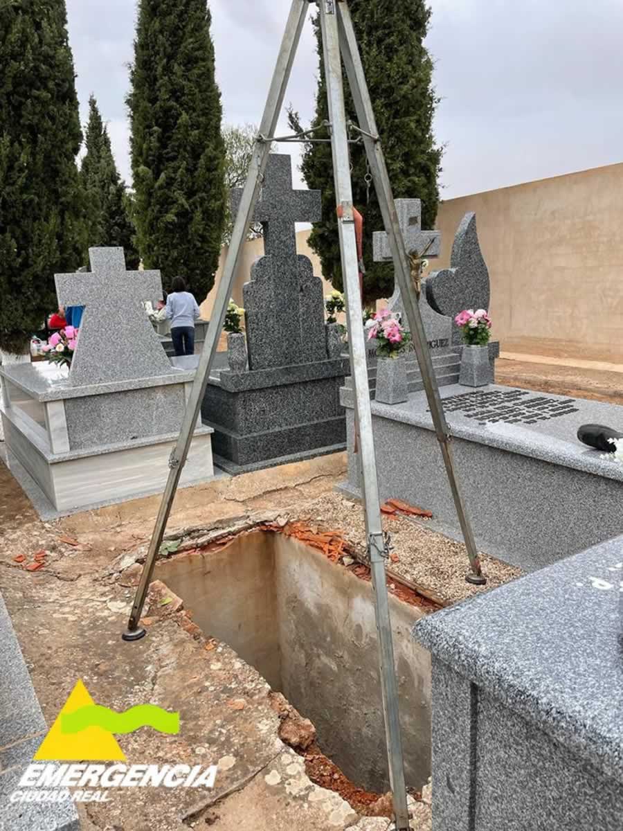 Una señora cae en una tumba en el cementerio de San Carlos del Valle