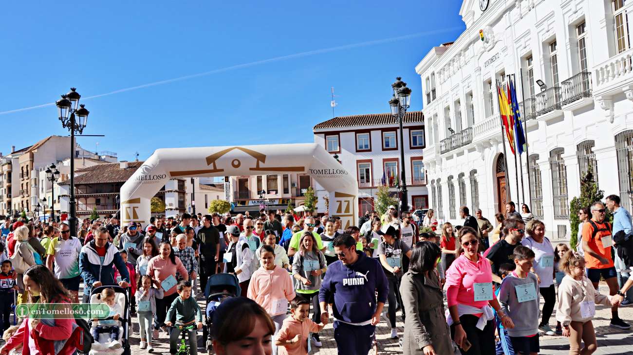 Cientos de personas participan en la Carrera Popular 'Memorial Ángel Serrano'