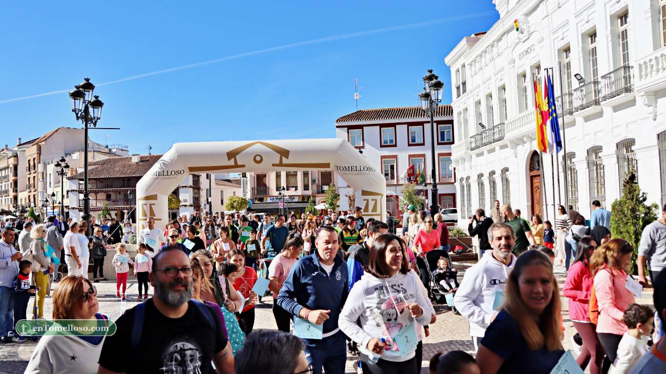 Cientos de personas participan en la Carrera Popular 'Memorial Ángel Serrano'