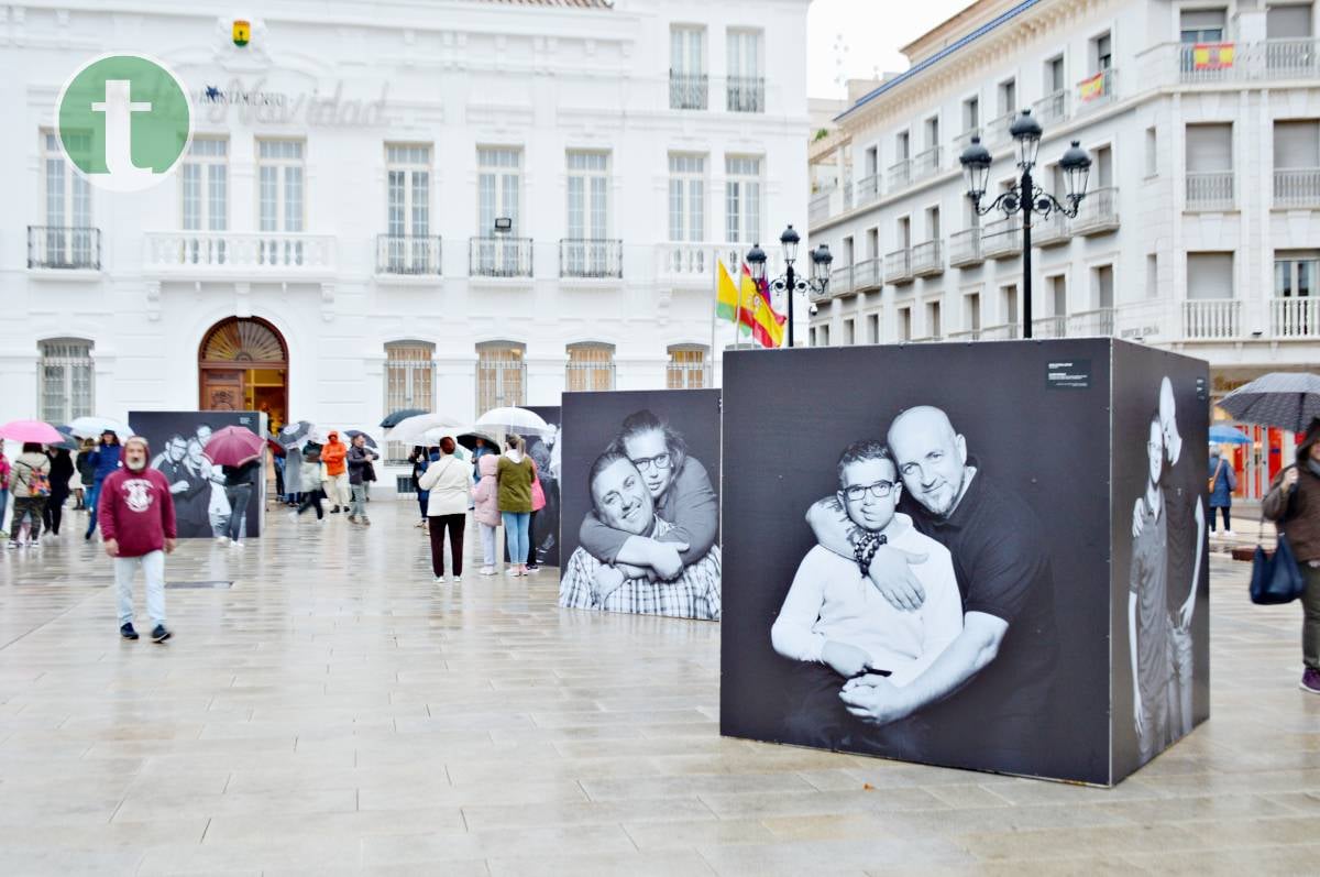 La exposición de Javier Carrión 'Nuestra gente' da inicio a la Campaña por la Inclusión de Personas con Discapacidad