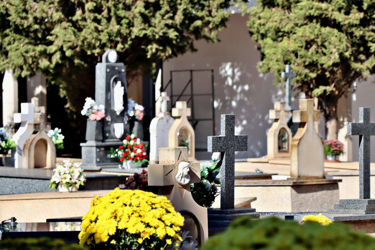 Cientos de personas acuden a la misa de los Fieles Difuntos en el Cementerio de Tomelloso
