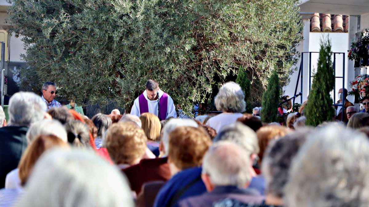 Cientos de personas acuden a la misa de los Fieles Difuntos en el Cementerio de Tomelloso