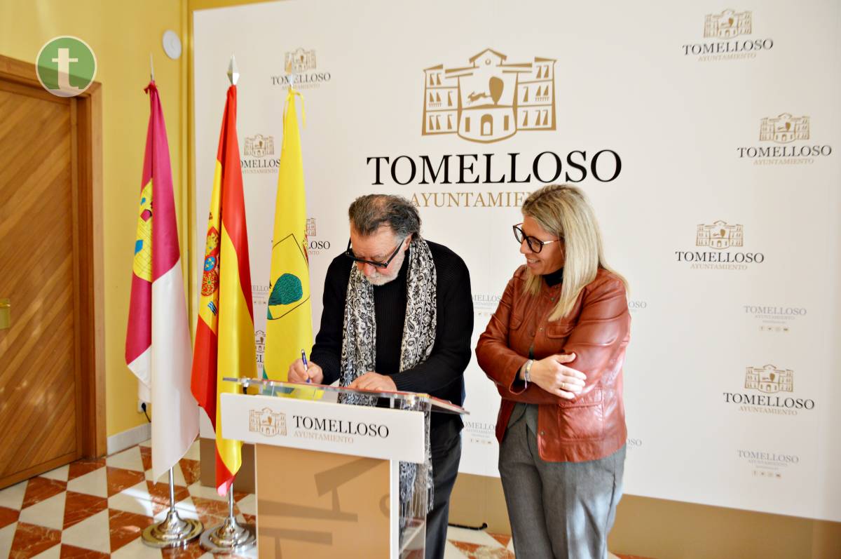 Dionisio Cañas dona 3.500 libros de su colección a la Biblioteca Municipal de Tomelloso