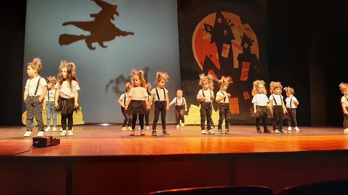 Alumnos del CEIP Embajadores celebraron un Teatro-Musical de Navidad en el Marcelo Grande