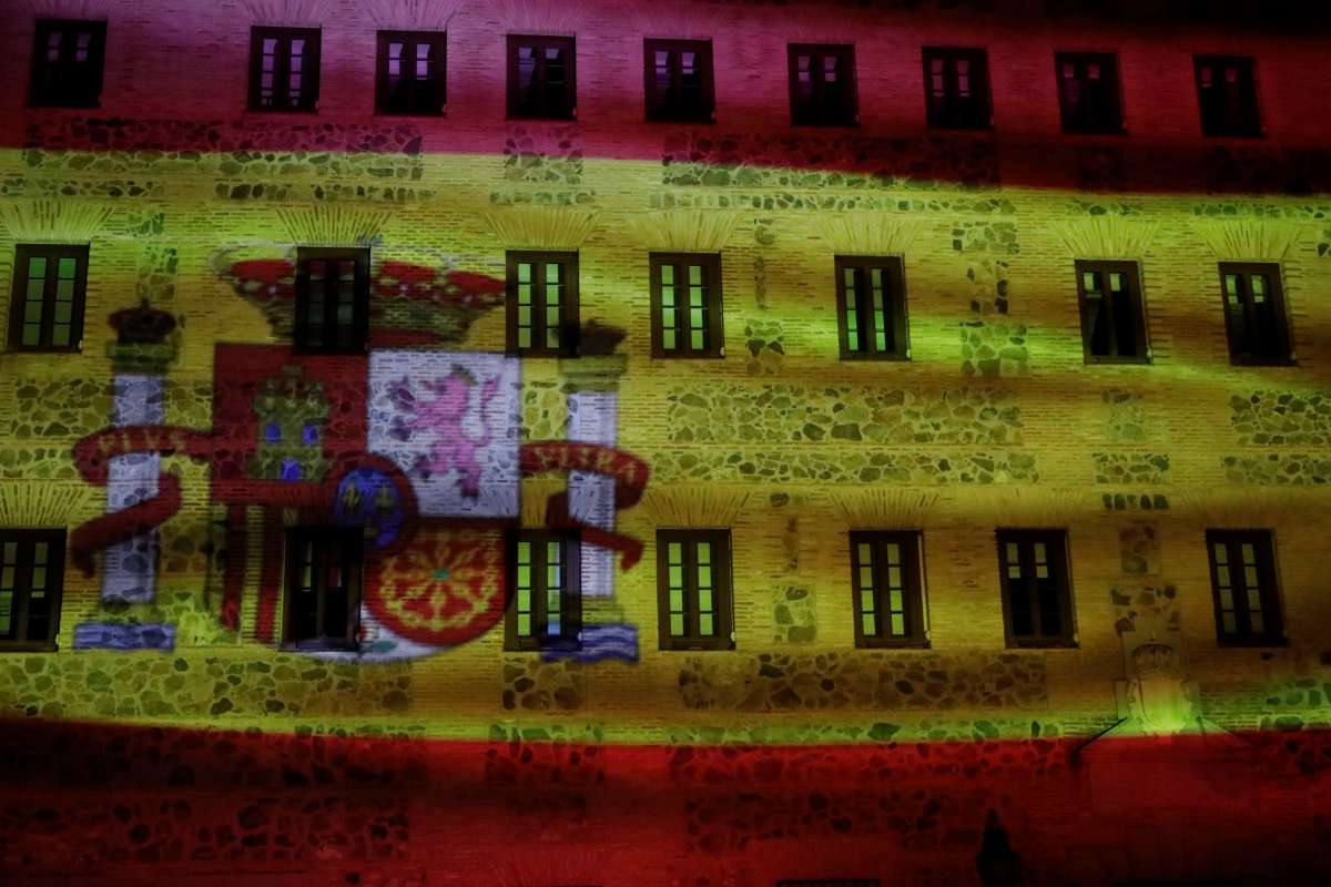 Las Cortes de CLM se iluminan este lunes, martes y miércoles con la bandera española