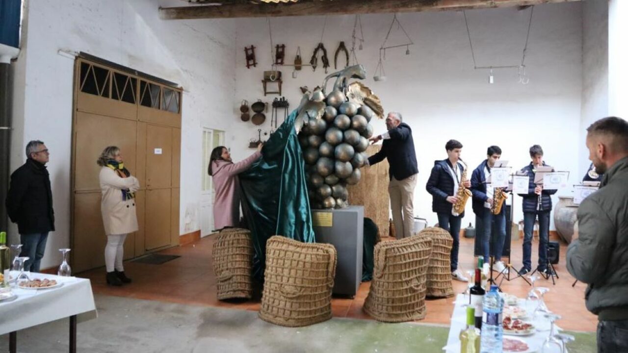 Bodega Memorial inaugura una escultura en honor a la viticultura en Tomelloso