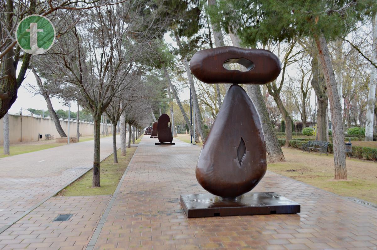 La exposición 'Esculturas Monumentales' ya ocupa los Jardines del Parque de la Constitución de Tomelloso