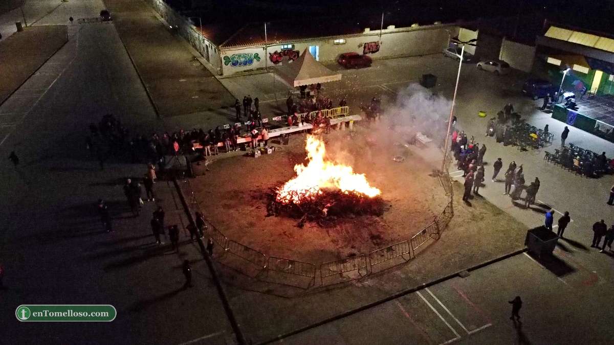 Tomelloso se vuelve a llenar de fuego y humo para celebrar San Antón