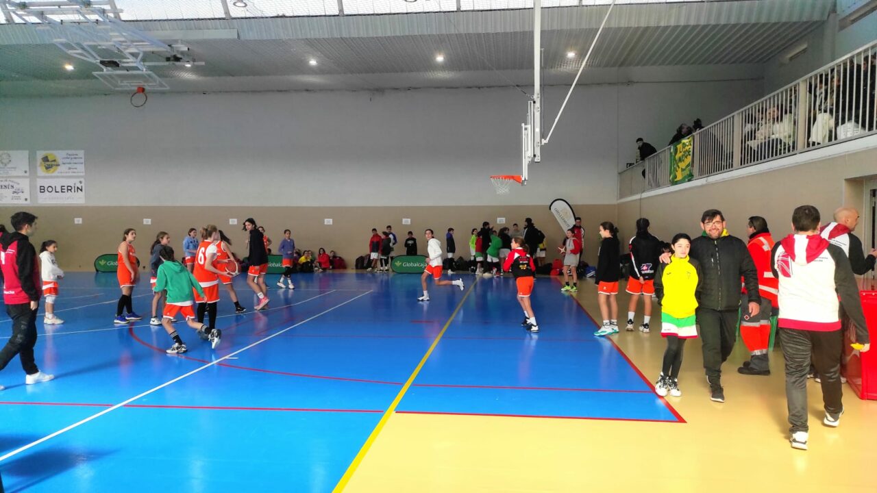 120 niños y niñas participan en el encuentro infantil del baloncesto provincial en Tomelloso