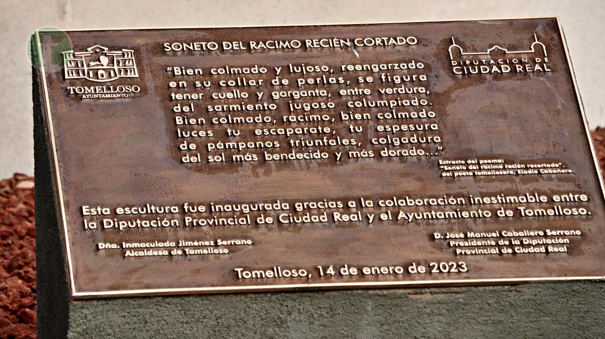 Inaugurada la escultura “homenaje a la vid y a las gentes de Tomelloso” que ya da la bienvenida a la ciudad