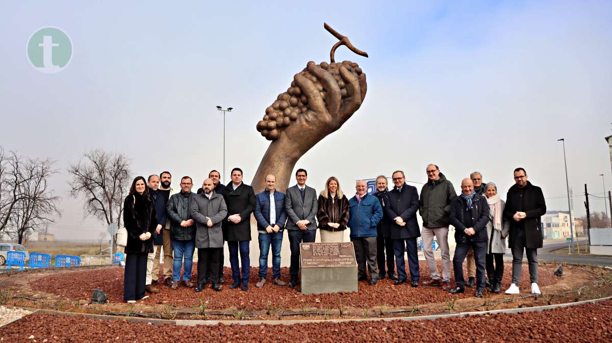Inaugurada la escultura “homenaje a la vid y a las gentes de Tomelloso” que ya da la bienvenida a la ciudad