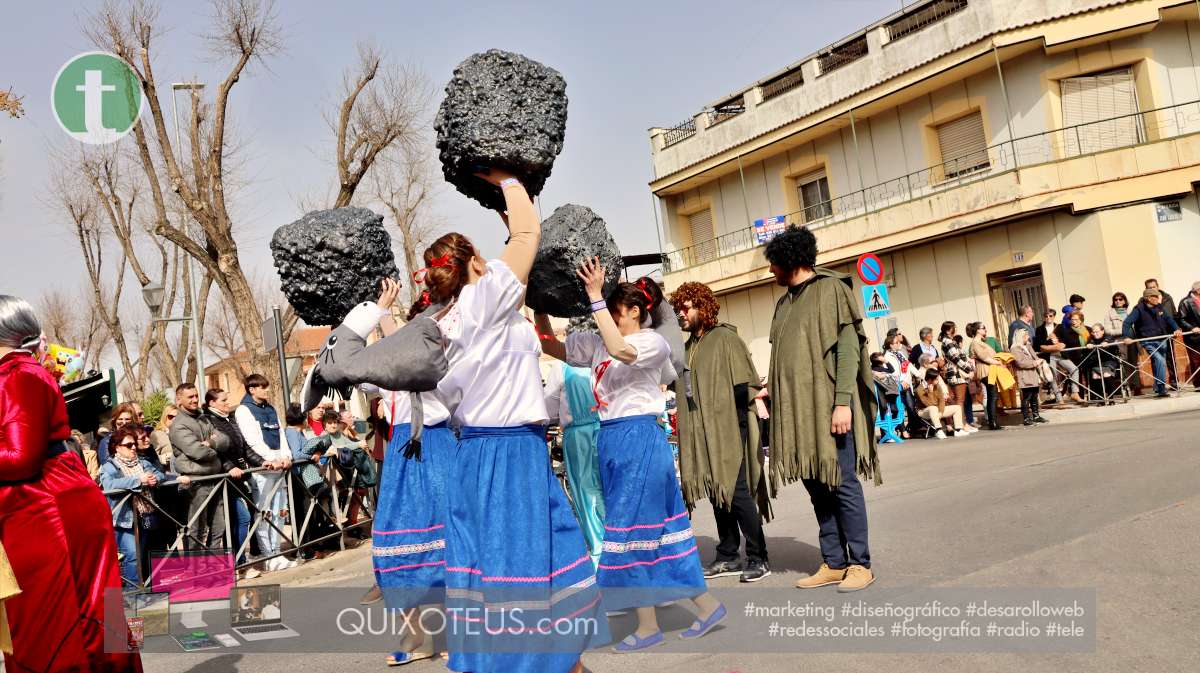 Los escolares llenan de bailes, color y sonrisas las calles de Tomelloso en su desfile de carnaval