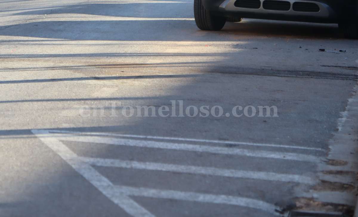 Destrozan un vehículo aparcado en la Avenida Antonio Huertas