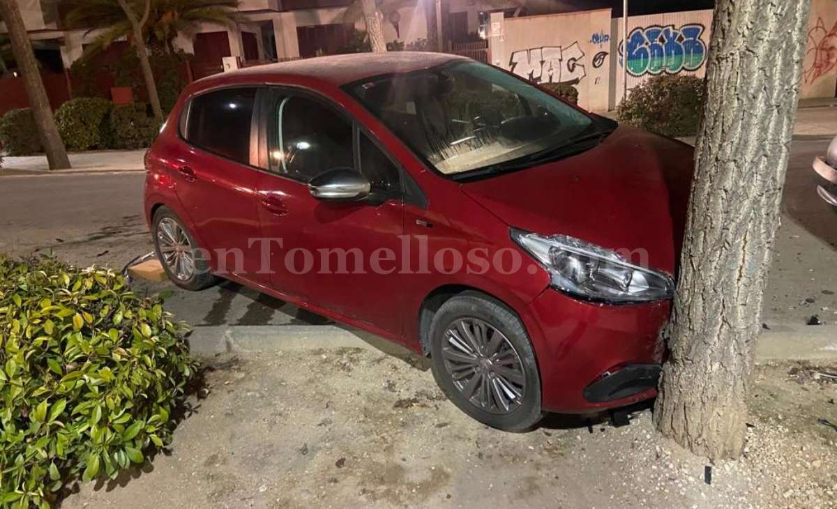 Destrozan un vehículo aparcado en la Avenida Antonio Huertas