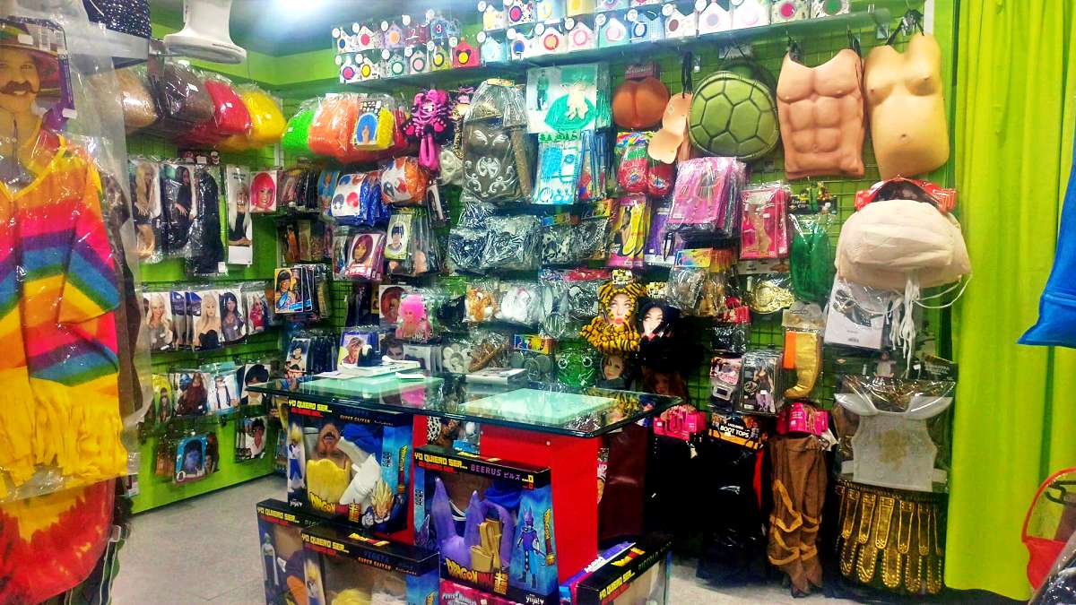 La Piñata Fiestas, quince años como especialistas en disfraces de carnaval en Tomelloso