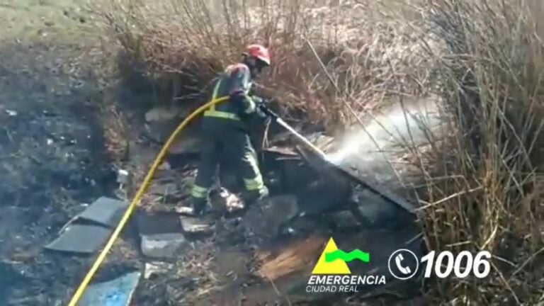 Bomberos de Tomelloso intervienen en un incendio en el cauce del canal del Guadiana en Argamasilla de Alba