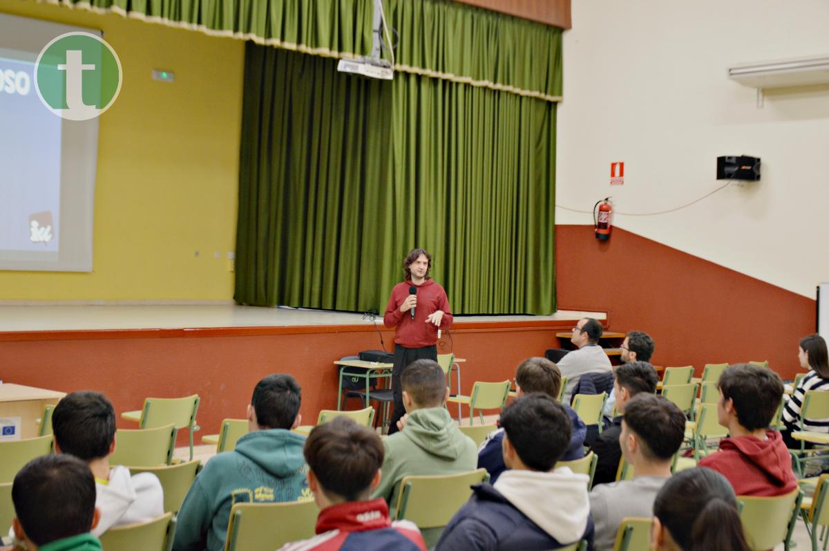 Unidas Tomelloso comienza la ronda de encuentros con alumnas y alumnos en el IES Eladio Cabañero