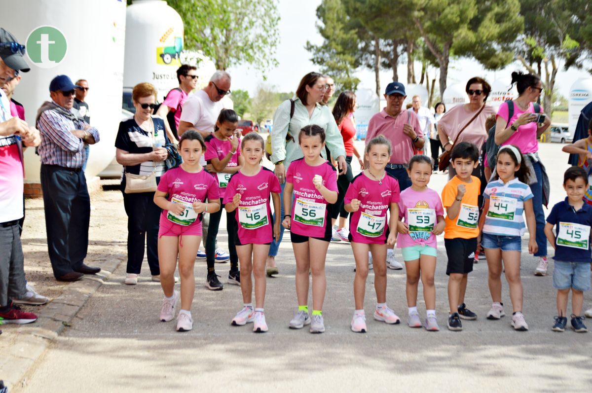 El futuro del atletismo local disfruta en las carreras infantiles de la romería de Tomelloso