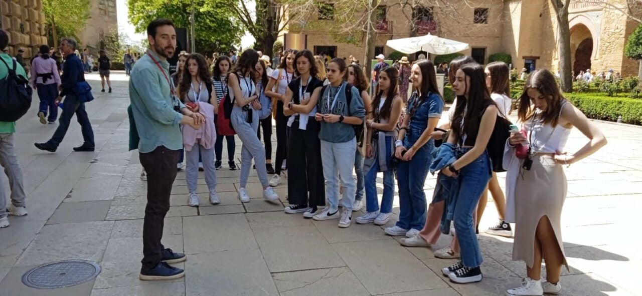 Alumnos del IES Eladio Cabañero de Tomelloso se empapan de la historia y cultura de Granada