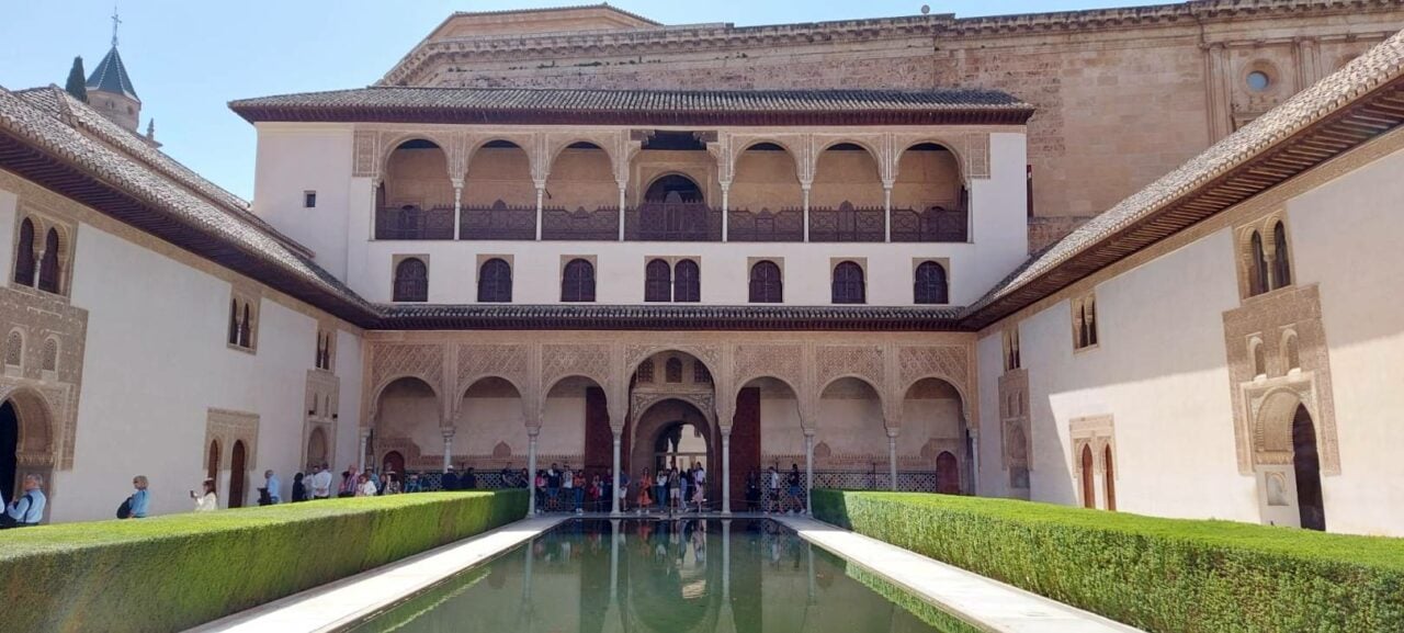 Alumnos del IES Eladio Cabañero de Tomelloso se empapan de la historia y cultura de Granada
