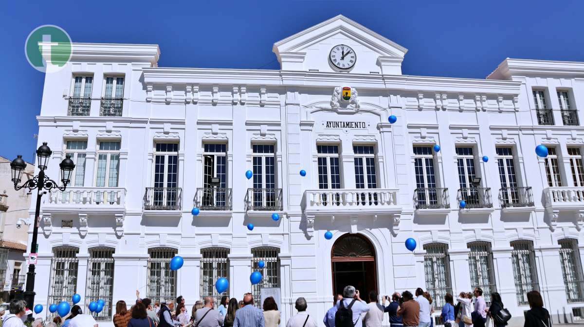 Decenas de globos vuelan por el cielo de Tomelloso para conmemorar el Día Mundial del Parkinson
